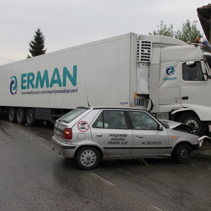 Катастрофа с три тира и една кола затвори пътя Велико Търново - Русе