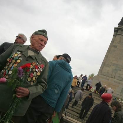 Десетки хора поднесоха цветя пред Паметника на съветската армия в София