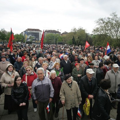 Десетки хора поднесоха цветя пред Паметника на съветската армия в София