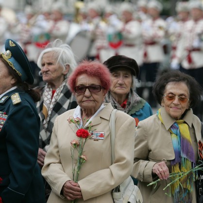 Десетки хора поднесоха цветя пред Паметника на съветската армия в София