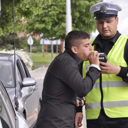 Пътни полицаи подлагат на тест с дрегер абитуриентите