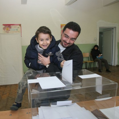 Баща и дете гласуват