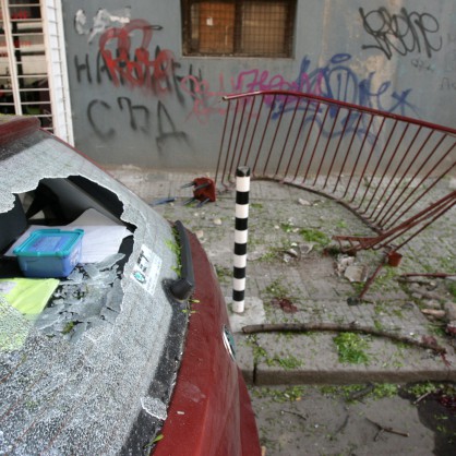 Метален парапет от балкон на жилищна кооперация се откърти на улица Неофит Рилски в център на София