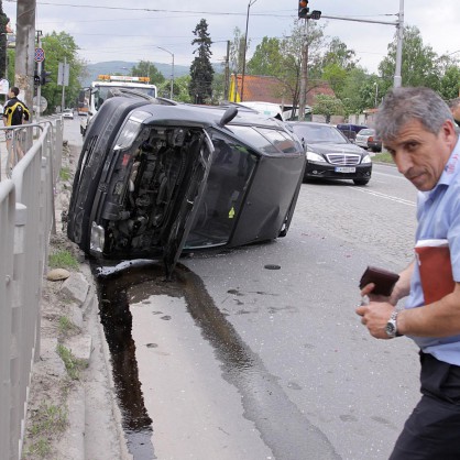 Водачът на автобуса пред обърнатия автомобил 