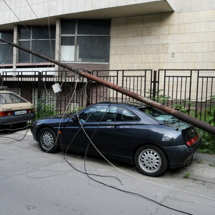 Електрически стълб падна върху паркиран автомобил