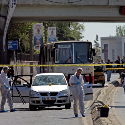 Седем ранени при взрив на спирка в Истанбул