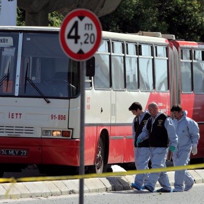 Седем ранени при взрив на спирка в Истанбул