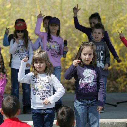 Деца изнасят концерт в столичния зоопарк