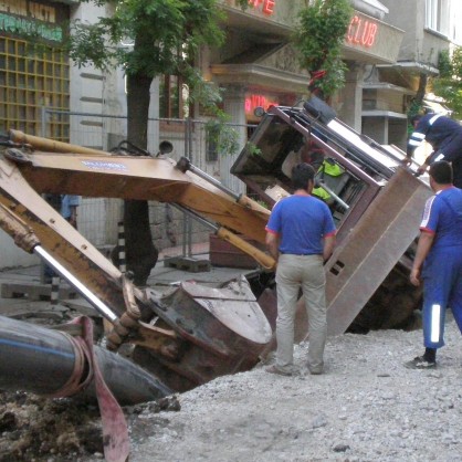 Багер пропадна в изкоп на столичната улица 