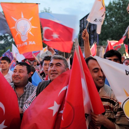 Партията на Ердоган спечели внушителна победа на парламентарните избори