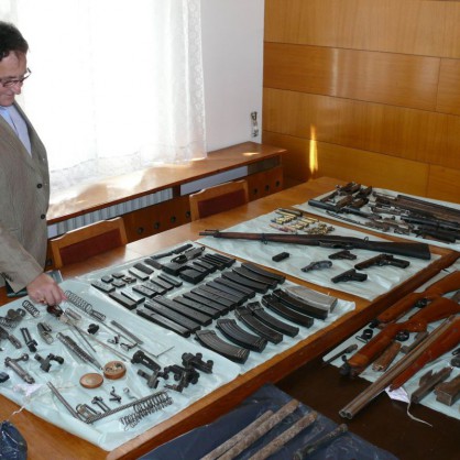 Близо 9 кг тротил и голямо количество оръжия са намерени в дома на мъж от Нови пазар