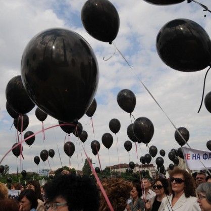 Фармацевти пуснаха черни балони в небето в знак на протест