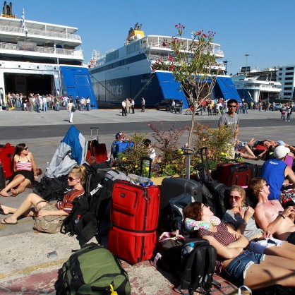 Туристи стоят блокирани в Гърция заради стачката