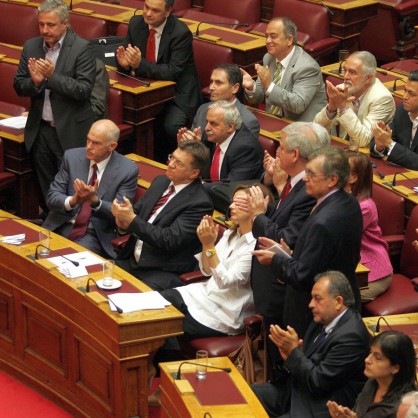 Гръцкият парламент прие радикалния план с мерки за икономии