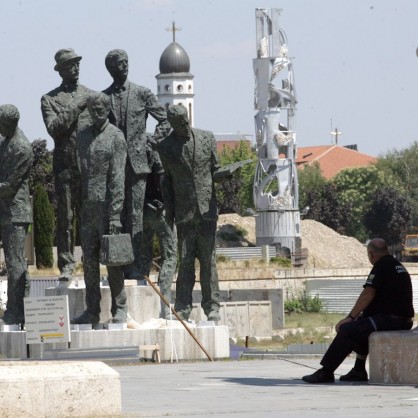 В Скопие се поставят громни паметници на видни личности от историята.