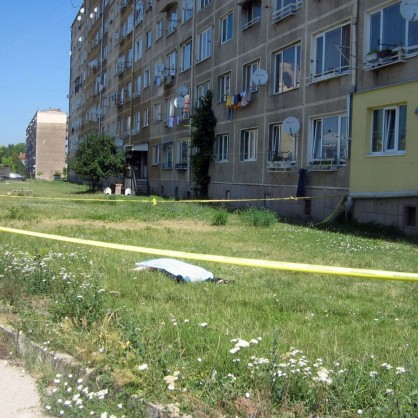 Мъж уби родителите си и скочи от 7-ия етаж в Перник