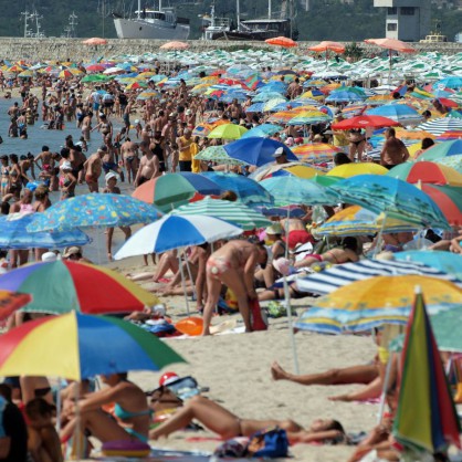 Хиляди хора търсят прохладата на морския бряг във Варна