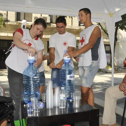 Раздават вода в Бургас