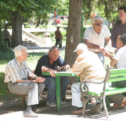 Пенсионери играят шах в парка