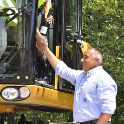 Премиерът Борисов дари шампанско за първа копка на багерист от хасковско село