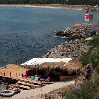 Незаконно заведение на плажа на Резово
