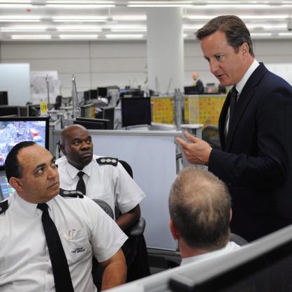 Британският премиер Дейвид Камерън разговаря с висши офицери от лондонската полиция
