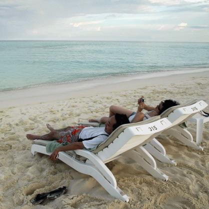 Туристи на плаж на Малдивите