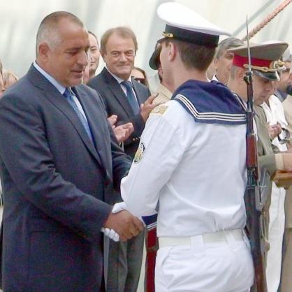 Борисов присъства на празник на курсанти от военноморското училище във Варна