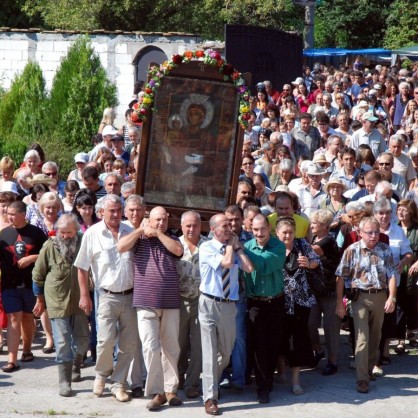 Стотици придружават чудотворната икона 