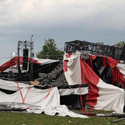 Няколко души загинаха, след като две сцени се срутиха на концерт в Белгия