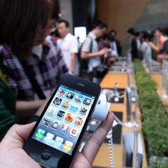 Следващият iPhone се очаква скоро от заводите на Foxconn (снимка архив)