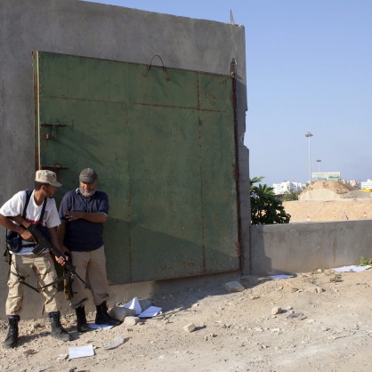 Бунтовници пред резиденцията на Кадафи