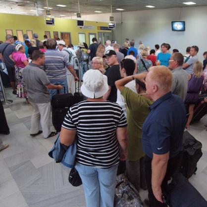 Блокираните руски туристи на летището в Бургас