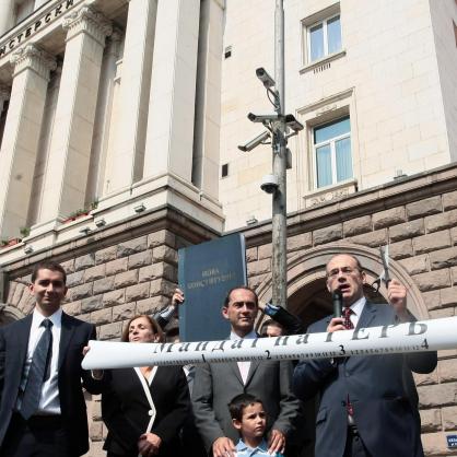 Атанас Семов отряза лента, разграфена на четири години, символизираща мандата на премиера Бойко Борисов