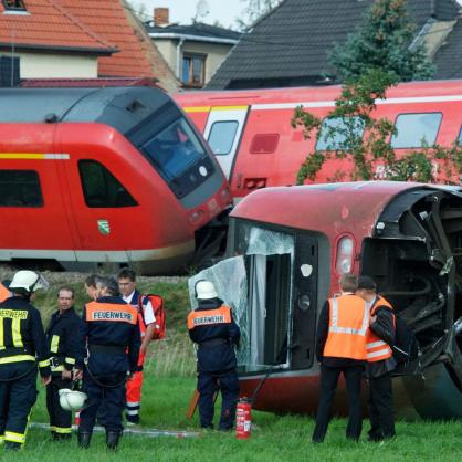 50 души са ранени при дерайлирането на влак в източна Германия