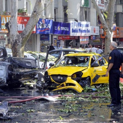 Автомобил се взриви в центъра на Анкара