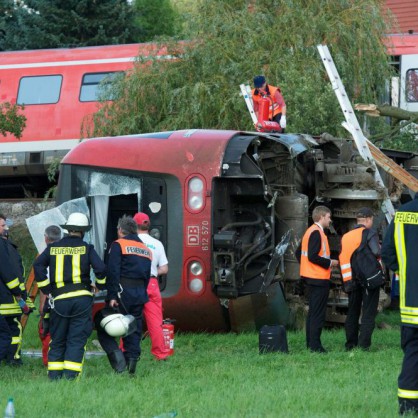 50 души са ранени при дерайлирането на влак в източна Германия