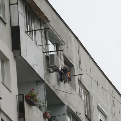 Мъж скочи от балкон на 8-мия етаж в жк 