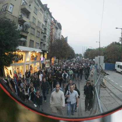 Около 1000 души, на възраст между 18 и 30 години, се събраха на площада около НДК