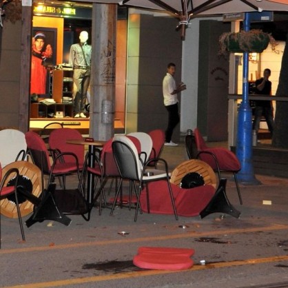 Протестиращи младежи са разхвърляли столове в заведенията