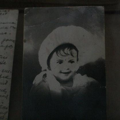 Снимка на Дилма Русеэ на 1 годинка, която баща й изпратил на своя брат