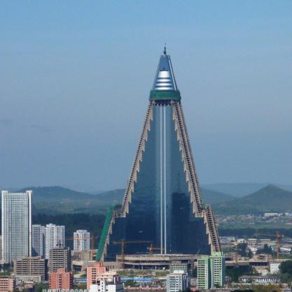 Ryugyong Hotel - Тази масивна 105-етажна пирамида напомня за грандоманските и абсурдни амбиции на Пхенян
