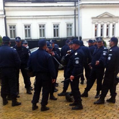 Два часа преди началото на митинг на РЗС срещу полицейското насилие в страната на площада пред храм-паметника Алексанъдр Невски имаше голямо полицейско присъствие