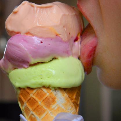 Жена яде сладолед