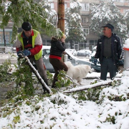 Падналият сняг изненада жителите и общината на Велико Търново