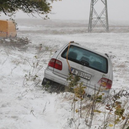 Снежна виелица изхвърля автомобили от платното преди Кичево