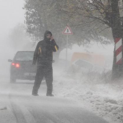 Снежна виелица изхвърля автомобили от платното преди Кичево