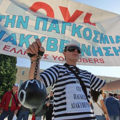 Протестиращи в Атина, облечени като затворници