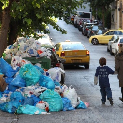 Атина е зарита от боклуци, заради стачка на работниците от чистотата