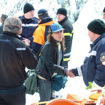 Акция по спасяването на хора, закъсали с автомобили в снега в Сливенско